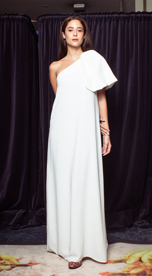 Oversized Pleated One-Sided Sleeve Long Dress - White Crepe